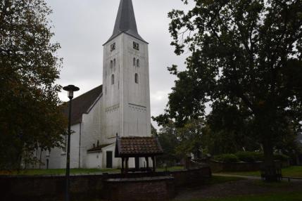 Witte Kerk met Willibrordusput